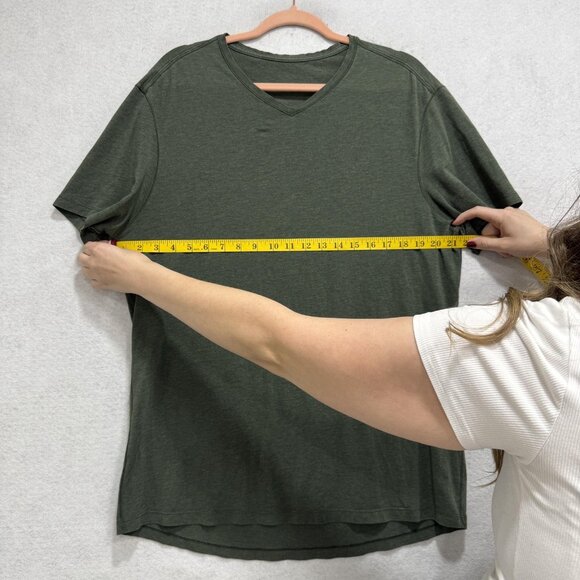 Lululemon Shirt Mens Large Green V-Neck Short Sleeve Athletic Performance Casual - Picture 3 of 6